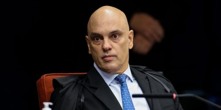 Moraes arquiva investigação contra Bolsonaro sobre cartão de vacina