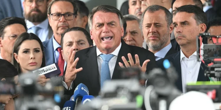 'O que tem lá dentro?', questiona Bolsonaro sobre sigilo de inquérito e critica decisão do STF após se tornar réu