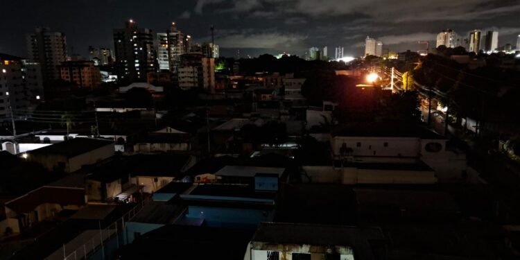 Apagão deixa Manaus e cidades da região metropolitana sem luz
