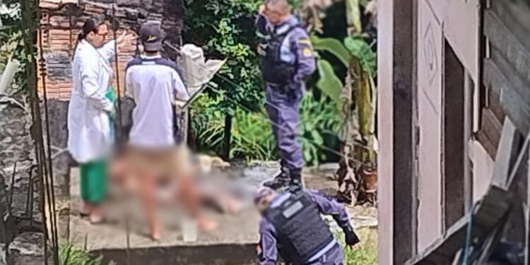 Após ser torturado homem escapa do 'Tribunal do Crime'