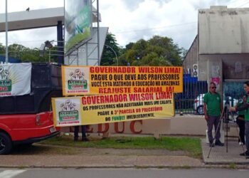Professores cobram reajuste salarial e pagamentos atrasados em protesto na sede da Seduc