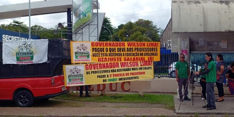 Professores cobram reajuste salarial e pagamentos atrasados em protesto na sede da Seduc