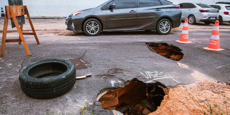 Veículos encotram dificuldades para circular pela via (Foto: João Dejacy/Rios de Notícias)