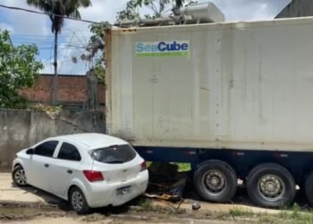 Caminhão derruba poste com transformador e atinge carros no Aleixo
