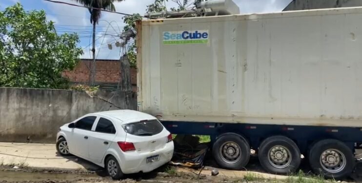 Caminhão derruba poste com transformador e atinge carros no Aleixo