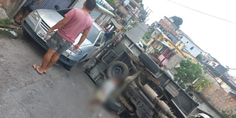 Caminhão tomba em ladeira no bairro Petrópolis
