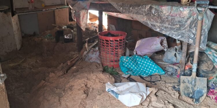 Casa foi invadida pela lama após chuva - Foto: (Arquivo Pessoal)