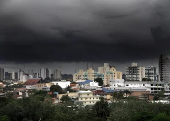 Defesa Civil alerta para chuva intensa e ventos fortes nesta noite em Manaus