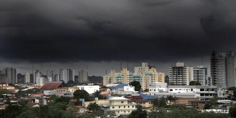 Defesa Civil alerta para chuva intensa e ventos fortes nesta noite em Manaus