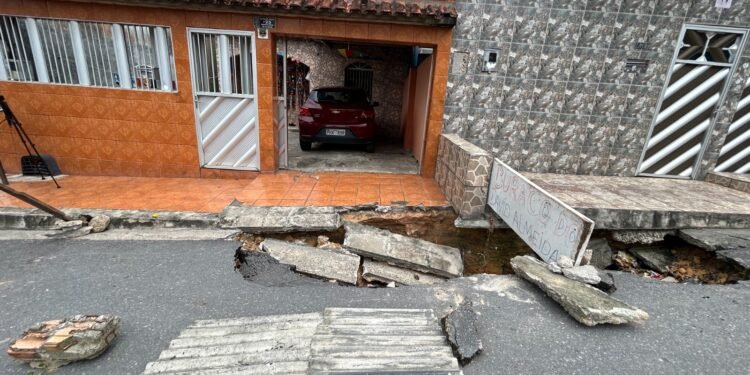 Fala Manaus Crateras completam 'mêsversário' no bairro Armando Mendes