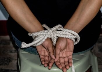 Homem é condenado, a mais de 20 anos de prisão, por matar e esconder corpo da esposa embaixo da cama