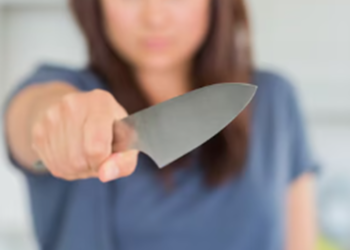 Homem pede ajuda em igreja após levar facada da esposa em Manaus