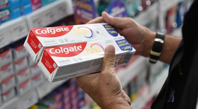Anvisa suspende interdição de venda de creme dental da Colgate e emite alerta