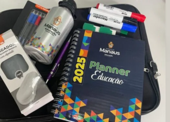 ‘Colaram só um adesivo’: Professores denunciam kits de R$ 3 milhões com planner de 2024 ‘maquiado’