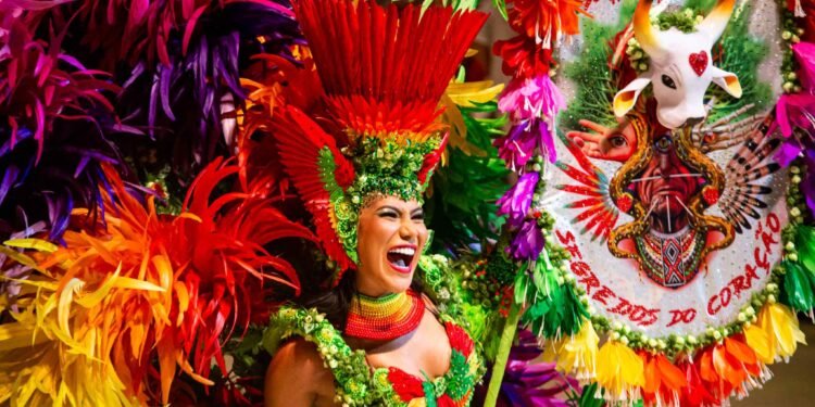 Lívia Christina é a nova Rainha do Folclore do Boi Garantido (Foto: João Dejacy/Rios de Notícias)