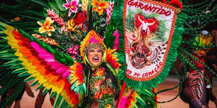 Lívia Christina é a nova Rainha do Folclore do Garantido (Foto: João Dejacy/Rios de Notícias)