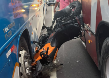 Motociclista escapa após ficar entre dois ônibus em Manaus