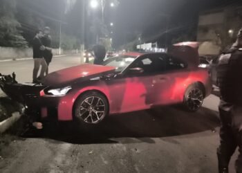 Motorista dorme ao volante e bate BMW em meio-fio de avenida em Manaus