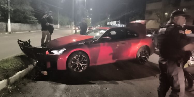 Motorista dorme ao volante e bate BMW em meio-fio de avenida em Manaus