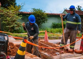 Obras da Águas de Manaus no conjunto Aruanã (Foto: João Dejacy/Rios de Notícias)