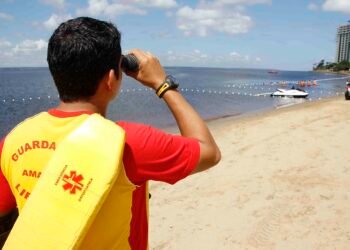 Banho na Ponta Negra só é permitido até às 17h para evitar riscos