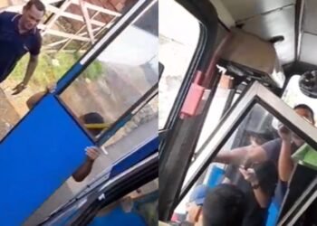 Porta de ônibus cai