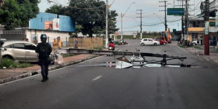 O poste de energia elétrica bloqueou a avenida Djalma Batista