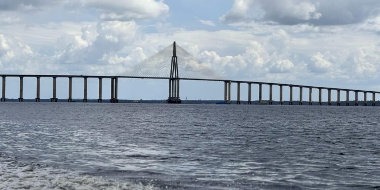 Ponte sob o Rio Negro, que liga Manaus a Iranduba (Foto: João Dejacy/Rios de Notícias)