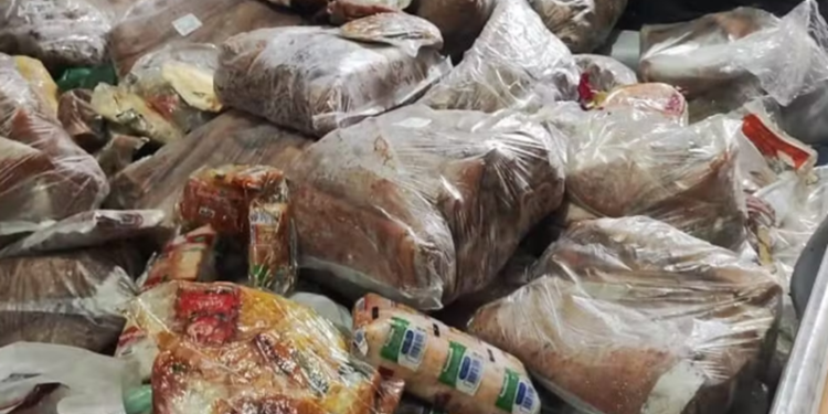 Sete toneladas de alimentos estragados são apreendidos em Manaus