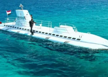 Submarino turísitco naufraga com turistas no Egito e deixa seis mortos