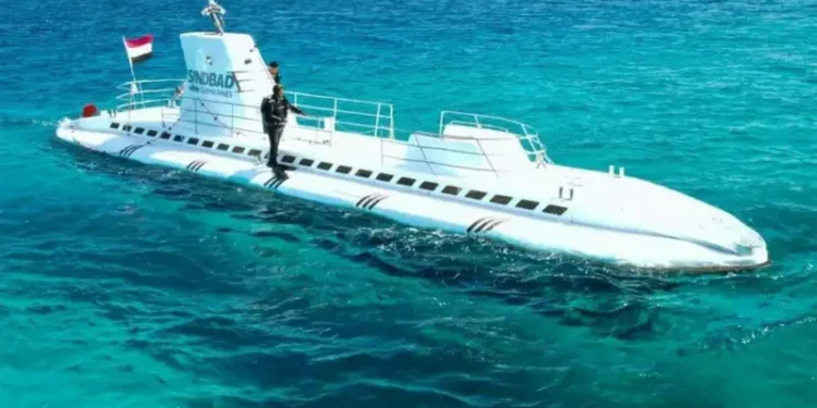 Submarino turísitco naufraga com turistas no Egito e deixa seis mortos