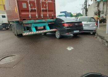 Vídeo câmeras de vigilância flagram carro sendo arrastado por caminhão na zona Sul de Manaus