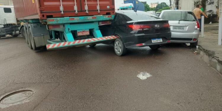 Vídeo câmeras de vigilância flagram carro sendo arrastado por caminhão na zona Sul de Manaus