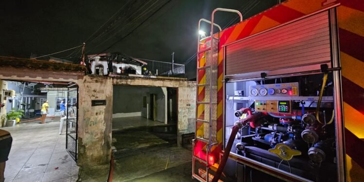 Casa é atingida por incêndio na madrugada desta segunda-feira, 3/3 (Foto: Divulgação/ PMAM)