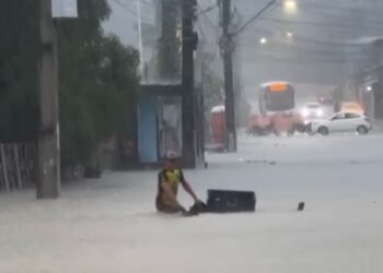 Chuva forte causa alagamentos em ruas e casas na zona Leste de Manaus