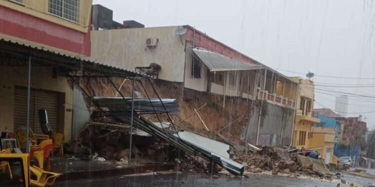 Muro desaba durante chuva e homem fica ferido na Praça 14
