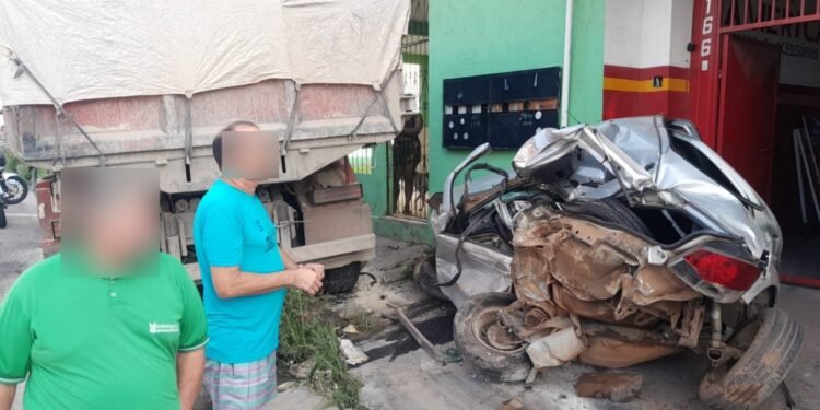 Carro fica completamente destruído após colisão de caminhão na zona Leste de Manaus (Foto: Reprodução/ redes sociais)