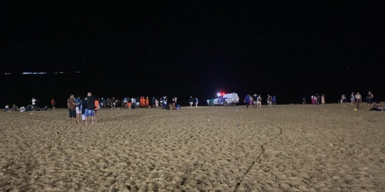 Adolescente morre afogado na Praia da Ponta Negra ao entrar no rio em horário proibido
