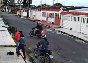 Homem corre, mas é assaltado por motoqueiros na zona Norte de Manaus