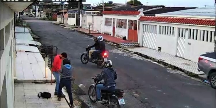 Homem corre, mas é assaltado por motoqueiros na zona Norte de Manaus