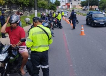 Quase 80 motos são autuadas durante fiscalização de trânsito em Manaus