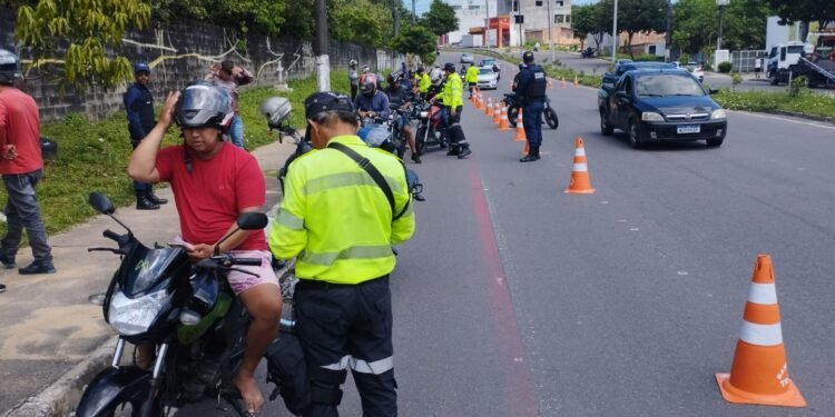 Quase 80 motos são autuadas durante fiscalização de trânsito em Manaus