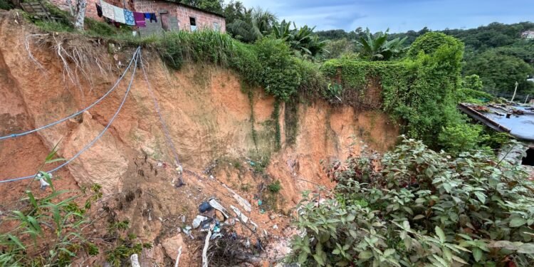 Fala Manaus: moradores enfrentam deslizamento de terra e falta de segurança, no Cidade de Deus