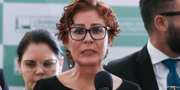 Carla Zambelli vai a julgamento no STF na próxima semana por porte ilegal de arma