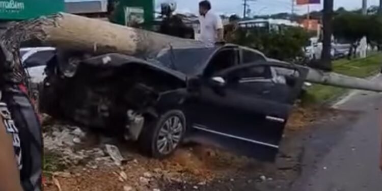 carro bate em poste