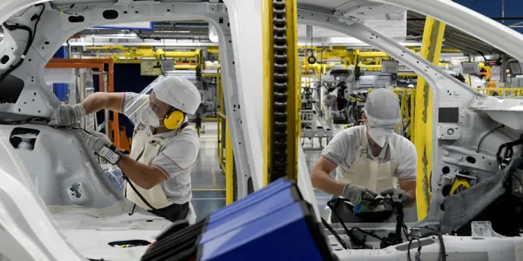 Indústria produz 392,9 mil veículos no 1º bimestre, alta de quase 15%