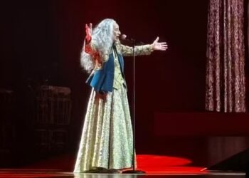 ‘Não dá pra cantar com esse som’, diz Maria Bethânia em show no Rio