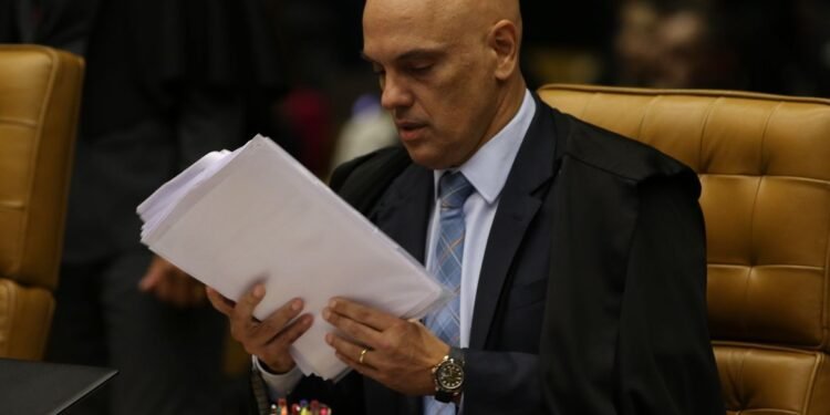 Moraes libera para julgamento denúncia contra Bolsonaro e outros sete