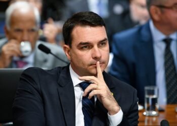 Flávio Bolsonaro aciona TCU contra Lula por uso da rede nacional de rádio e TV