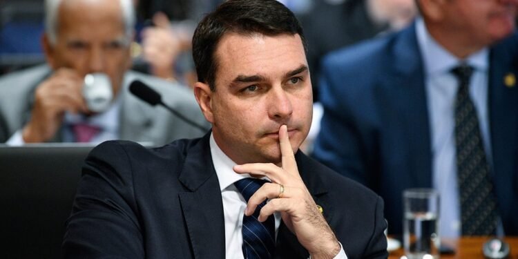 Flávio Bolsonaro aciona TCU contra Lula por uso da rede nacional de rádio e TV